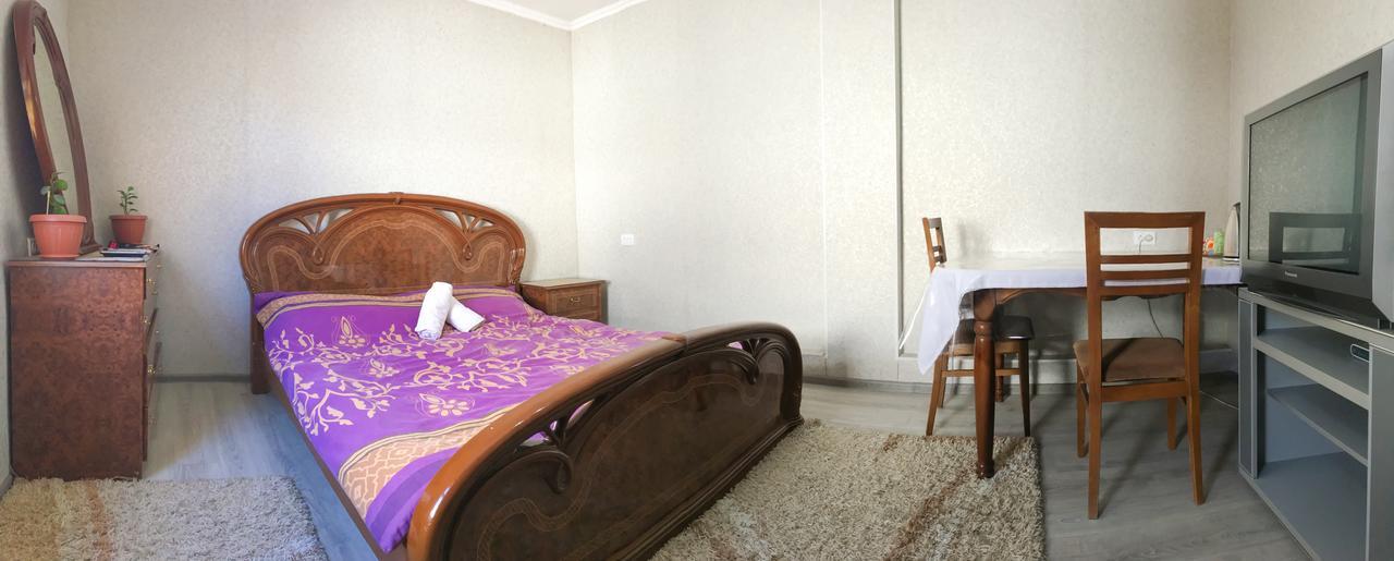 Holiday Hostel House Bisjkek Buitenkant foto