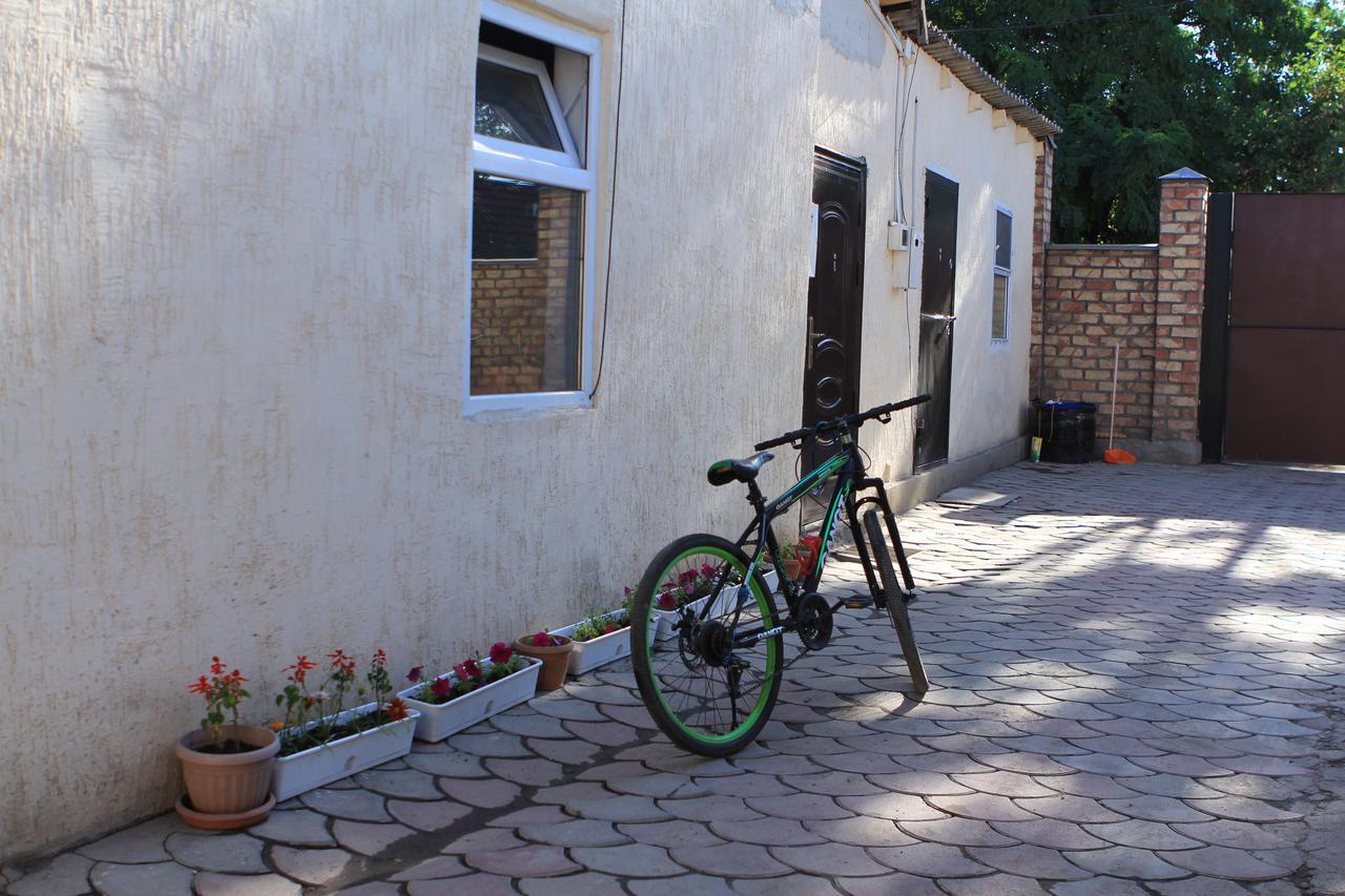 Holiday Hostel House Bisjkek Buitenkant foto